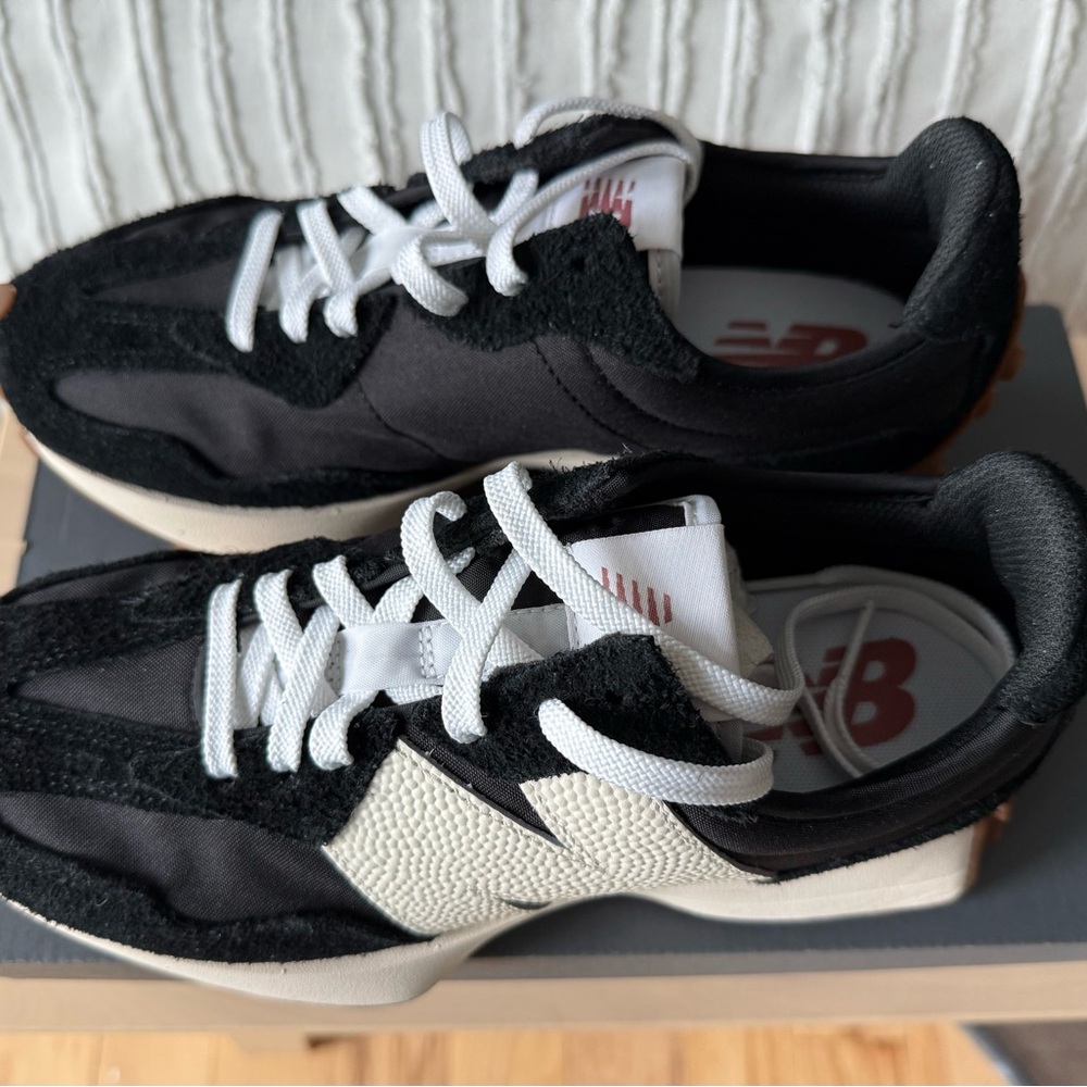 New Balance Women's Black White 327
Size 7.5